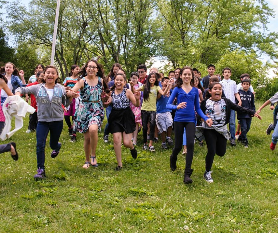 nuestro-mundo-member-photo children running and laughing
